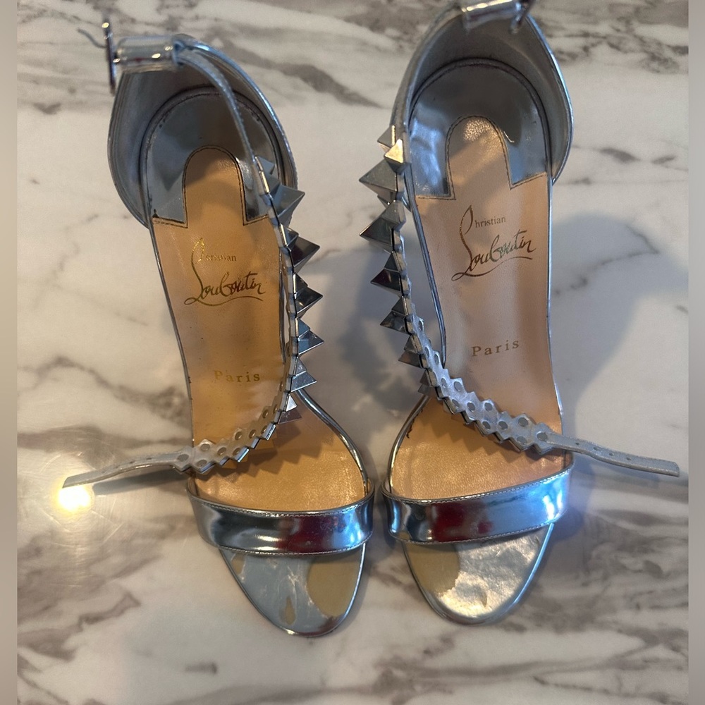 Studied metallic leather sands, very comfortable